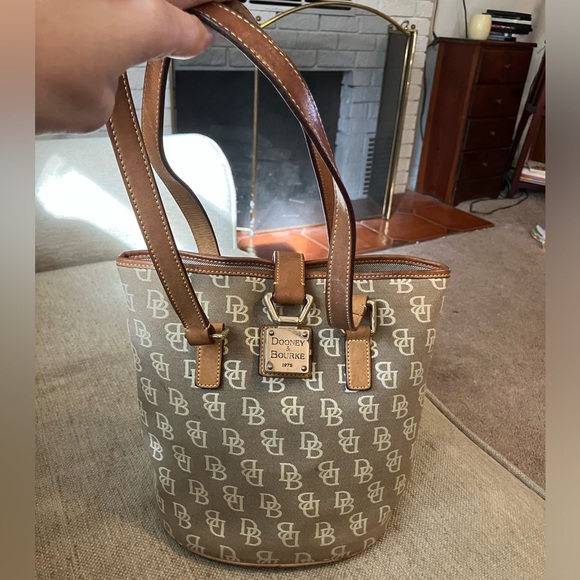 Dooney & Bourke vintage tan bucket bag - Picture 3 of 9